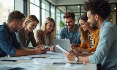 Groupe de jeunes professionnels collaborant en bureau lumineux